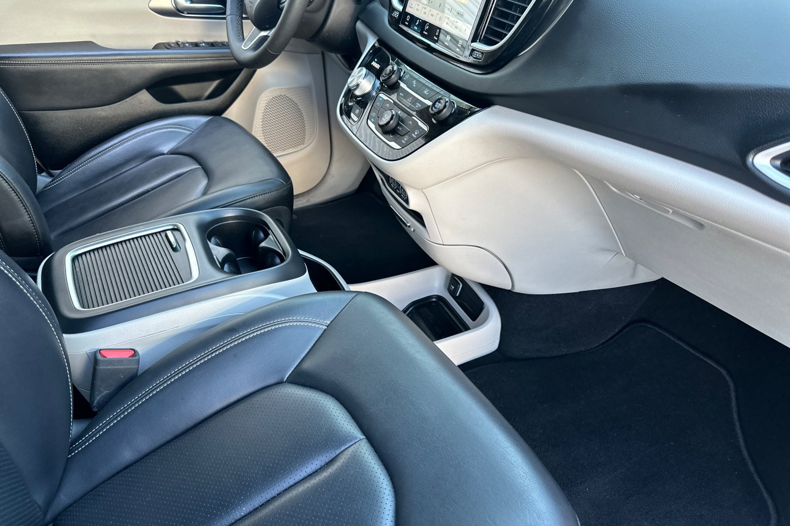 Used 2023 Chrysler Pacifica Touring-L FWD image 17