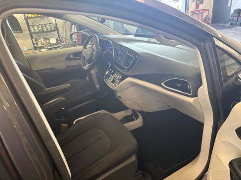 Used 2023 Chrysler Voyager LX FWD image 14