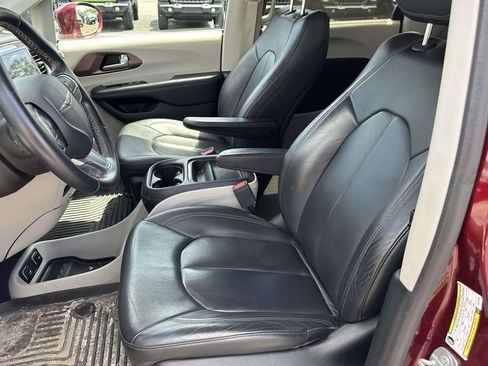 Used 2017 Chrysler Pacifica Touring-L FWD image 16
