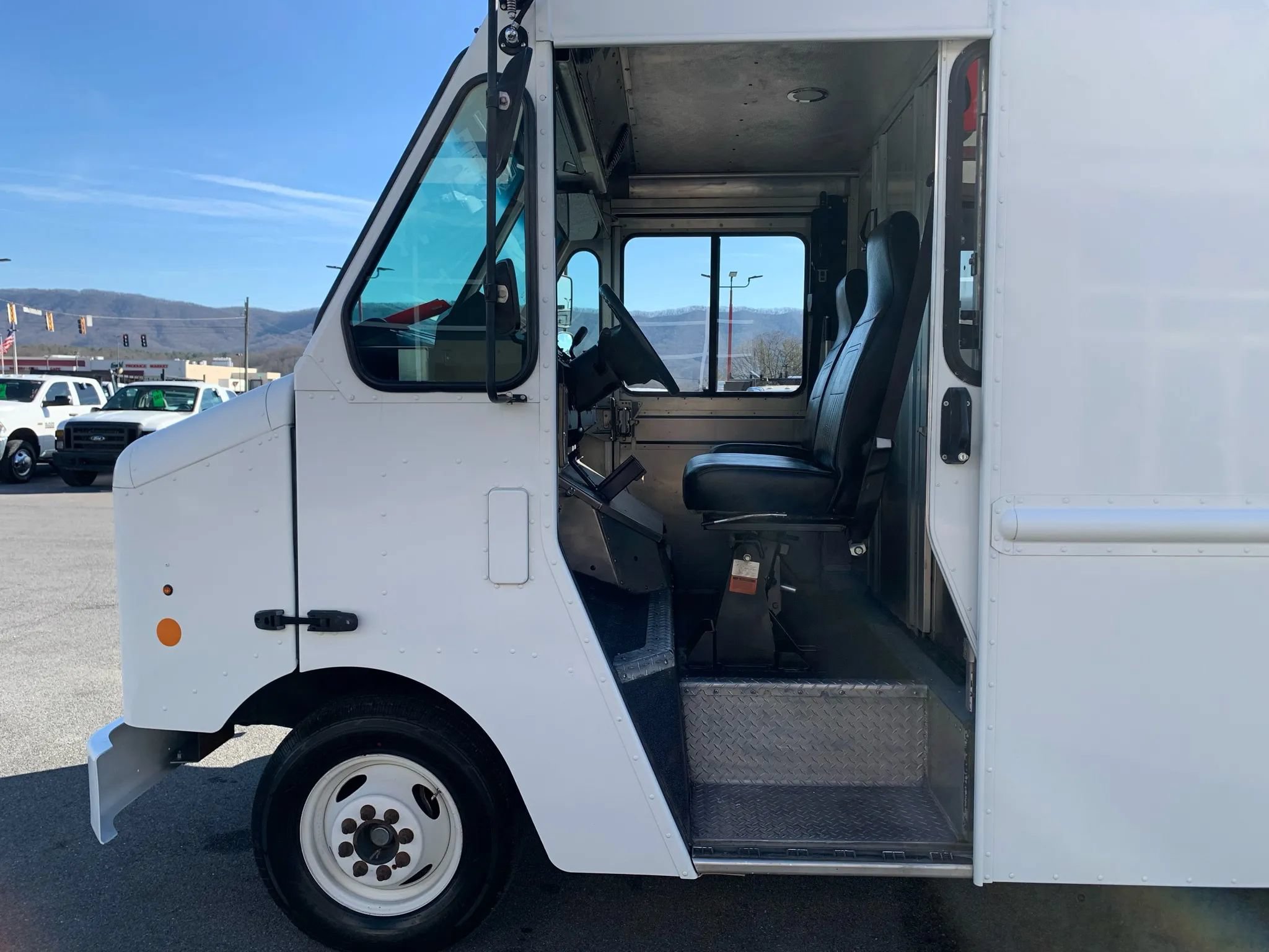 Used 2014 Ford E-350 and Econoline 350 Super Duty w/ A/C Prep Package RWD image 7