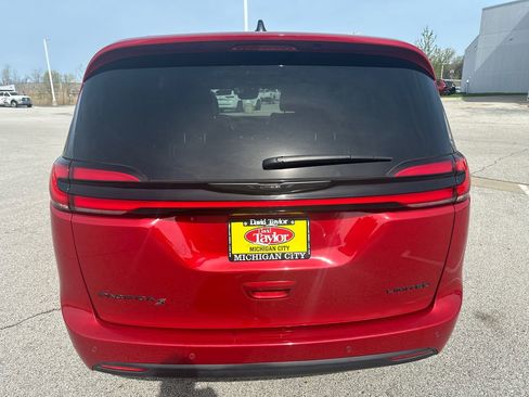 Used 2025 Chrysler Pacifica Limited FWD image 4
