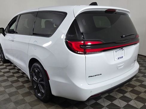 New 2026 Chrysler Pacifica Select image 6