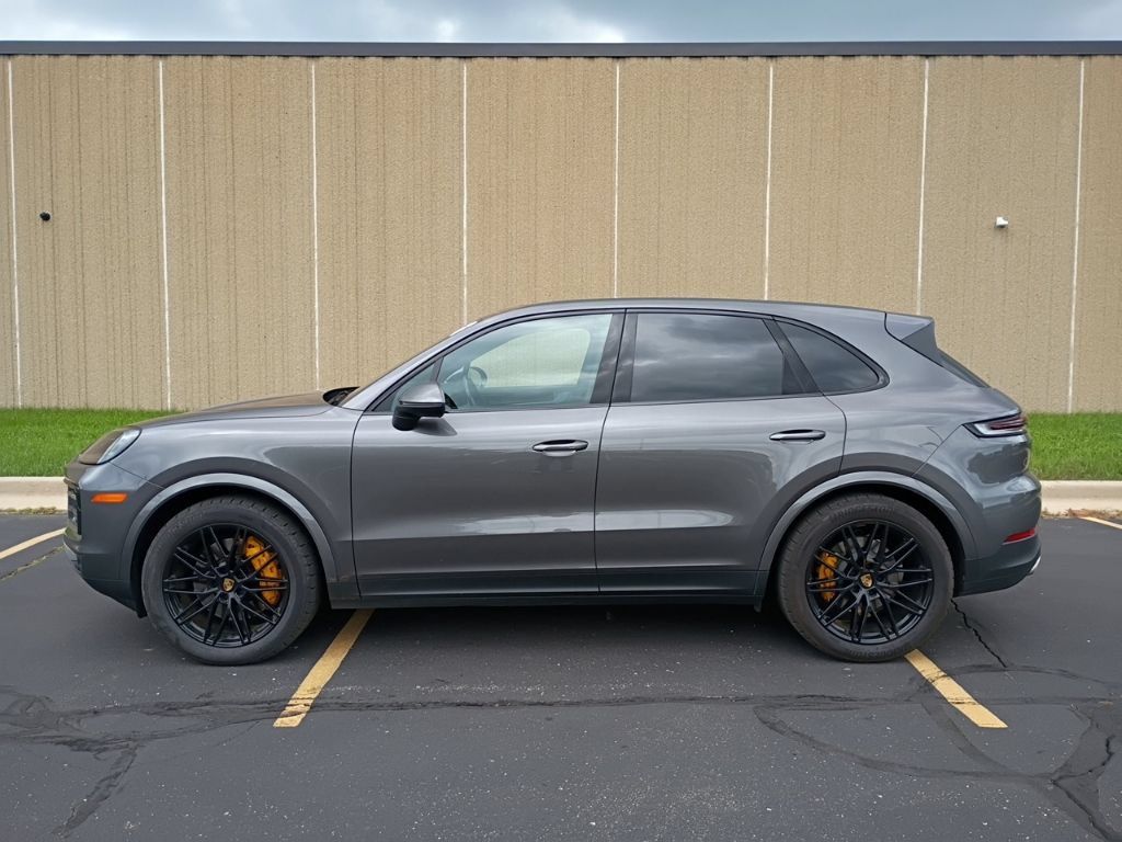 Certified 2024 Porsche Cayenne AWD/4WD image 2