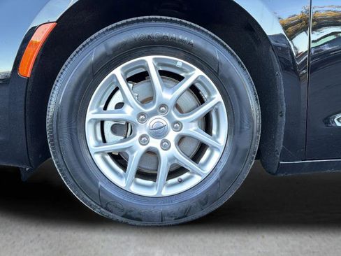 Used 2025 Chrysler Pacifica Select image 14