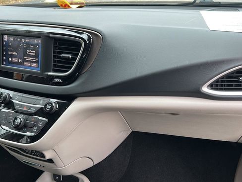 Used 2023 Chrysler Voyager LX image 3