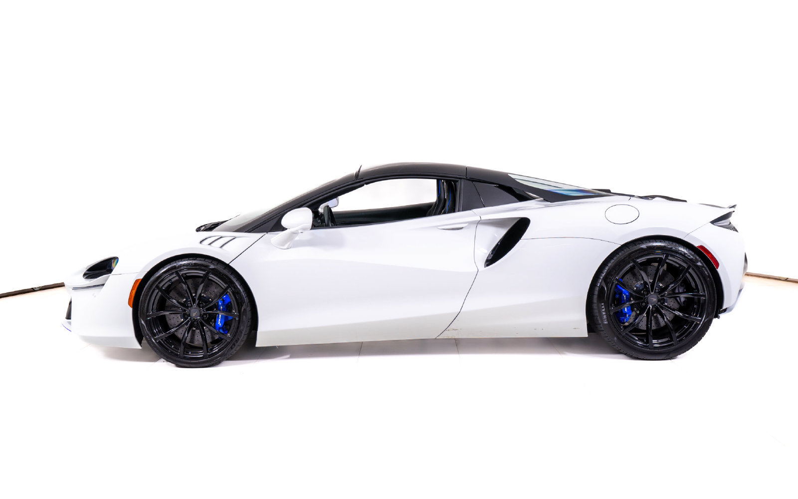 Used 2025 McLaren Artura Spider RWD image 3