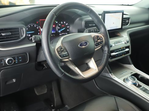 Certified 2022 Ford Explorer XLT w/ Equipment Group 202A RWD image 10
