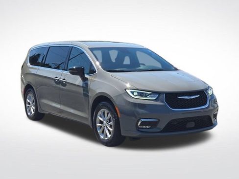 Used 2025 Chrysler Pacifica Select AWD/4WD image 1