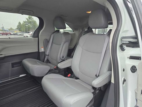 Used 2024 Toyota Sienna XLE w/ XLE Plus Package AWD/4WD image 17