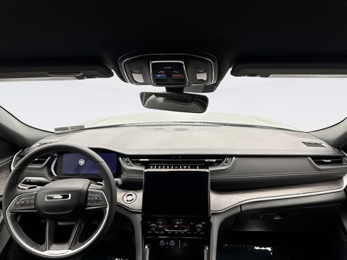 Used 2025 Jeep Grand Cherokee Limited w/ Black Appearance Package image 14