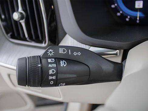 Certified 2025 Volvo XC60 B5 Plus w/ Protection Package Premier image 27