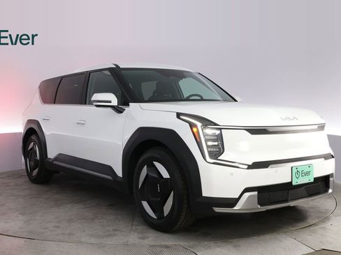Used 2024 Kia EV9 Light Long Range RWD image 13