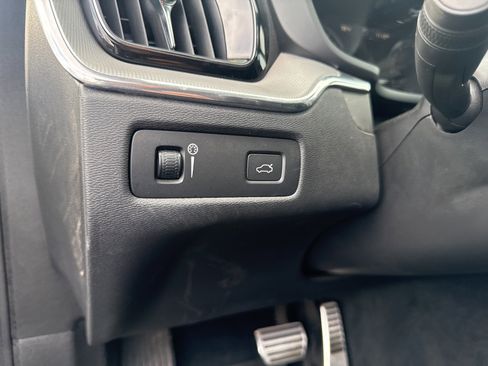 Used 2018 Volvo XC60 T6 R-Design w/ Convenience Package image 8