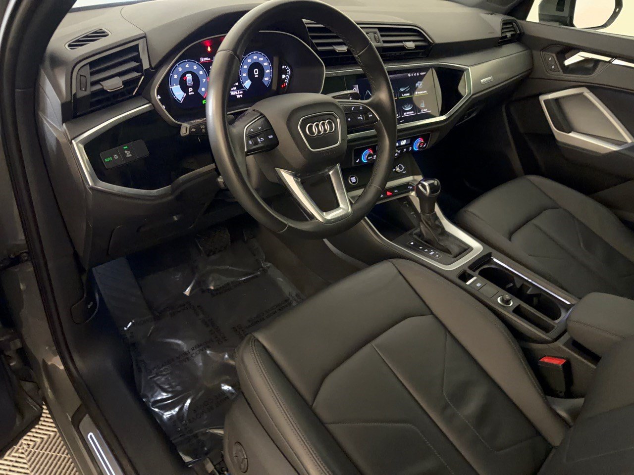 Used 2023 Audi Q3 2.0T Premium w/ Convenience Package AWD/4WD image 4