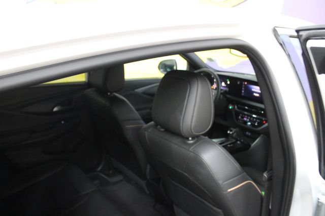 Certified 2025 Buick Envista Avenir FWD image 10