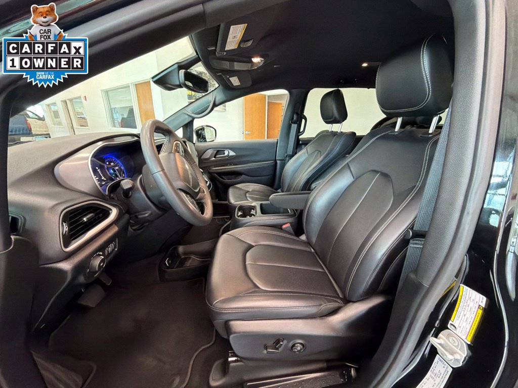 Used 2025 Chrysler Pacifica Select FWD image 4