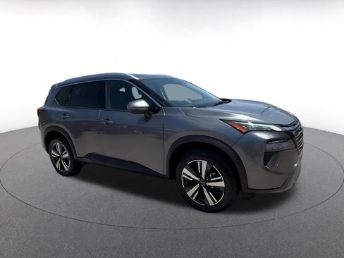 Used 2026 Nissan Rogue SL FWD image 2