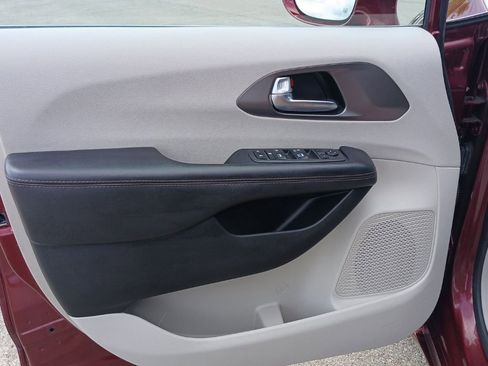 Used 2020 Chrysler Pacifica Touring w/ Advanced Safetytec Group FWD image 24