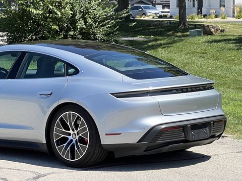 Certified 2022 Porsche Taycan 4S image 9
