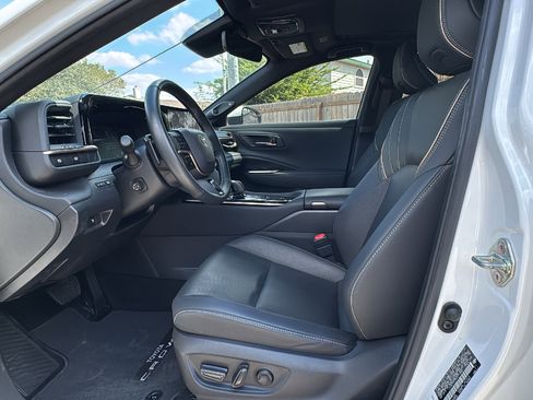 Used 2025 Toyota Crown Platinum image 9