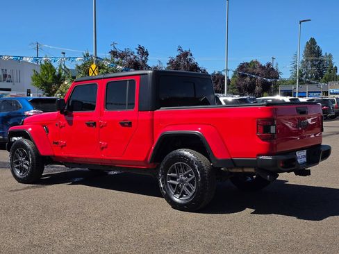 Used 2024 Jeep Gladiator Sport AWD/4WD image 2