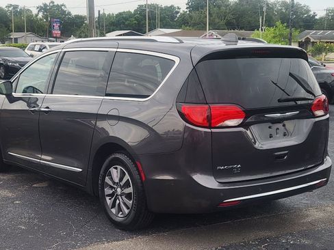 Used 2019 Chrysler Pacifica Touring-L FWD image 4