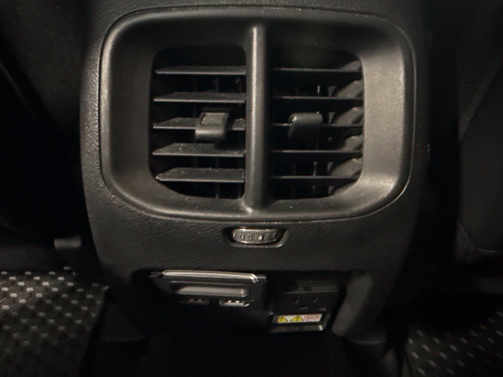 Used 2020 Jeep Cherokee Latitude Plus w/ Cold Weather Group AWD/4WD image 17