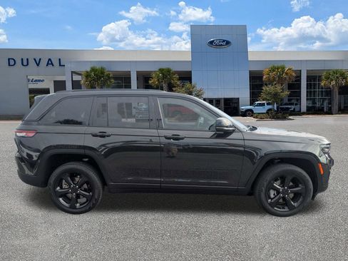 Used 2024 Jeep Grand Cherokee Limited w/ Black Appearance Package AWD/4WD image 3