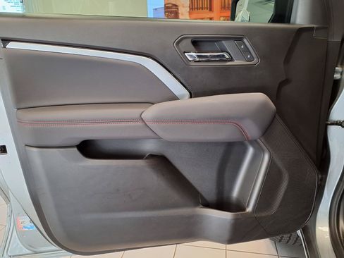 Used 2025 Chevrolet Colorado Z71 AWD/4WD image 21