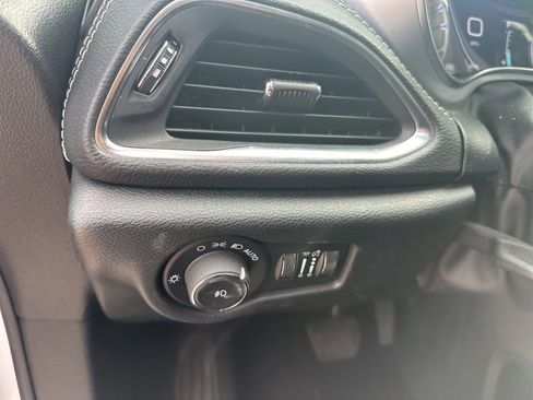 Used 2025 Chrysler Pacifica Limited FWD image 10