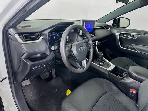 Used 2024 Toyota RAV4 SE w/ Convenience Package image 9