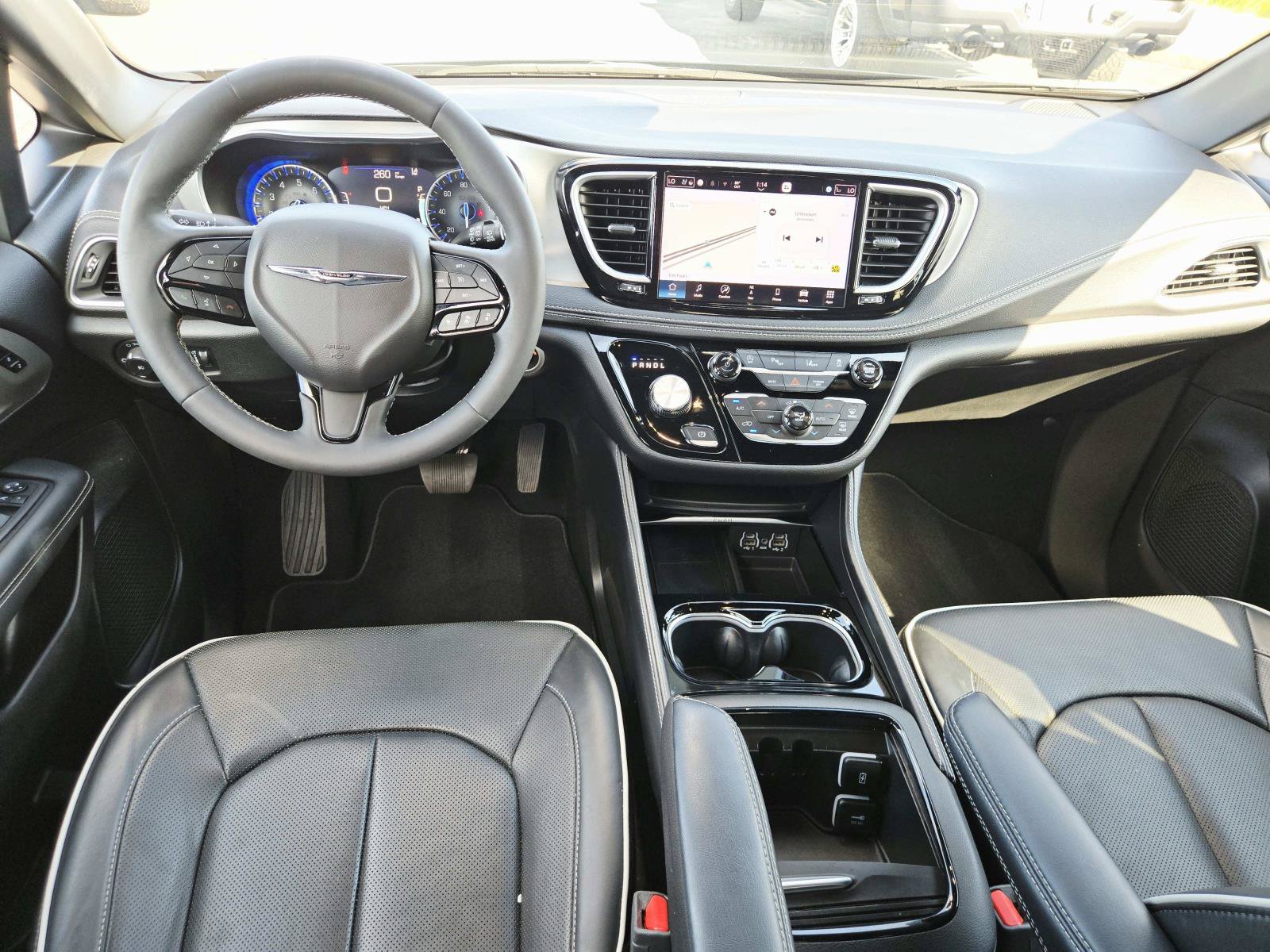 Used 2024 Chrysler Pacifica Limited w/ S Appearance Package FWD image 11