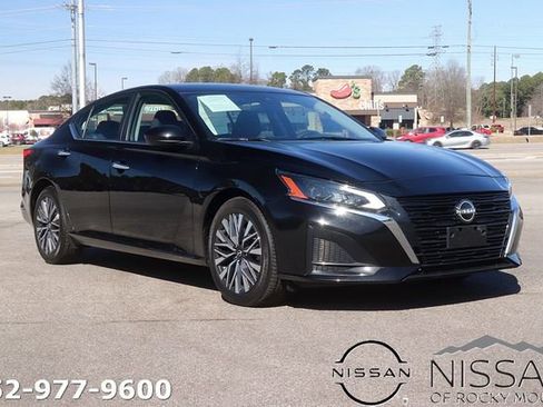 Used 2024 Nissan Altima 2.5 SV image 1