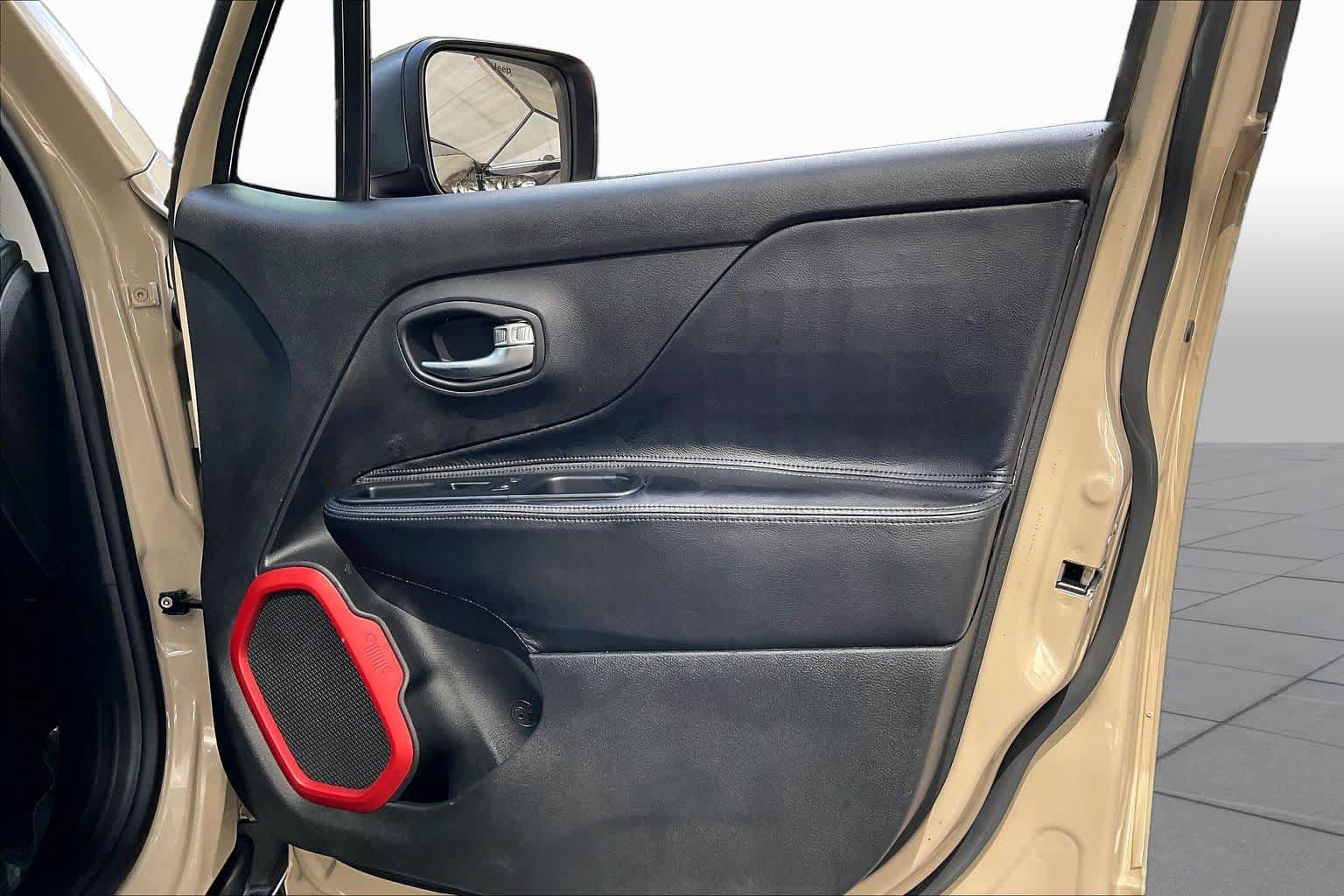 Used 2015 Jeep Renegade Trailhawk AWD/4WD image 23