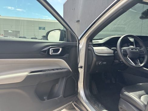 Used 2025 Jeep Compass Limited image 15