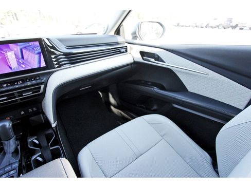 Used 2025 Toyota Camry XLE image 11