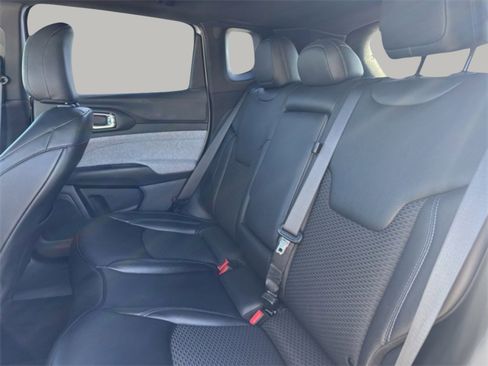 Used 2025 Jeep Compass Latitude image 19