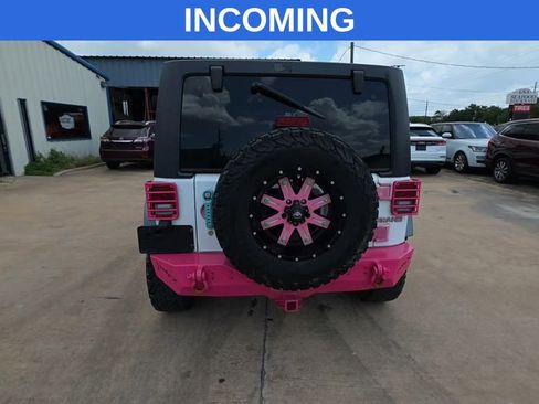 Used 2015 Jeep Wrangler Unlimited Rubicon w/ Connectivity Group AWD/4WD image 11