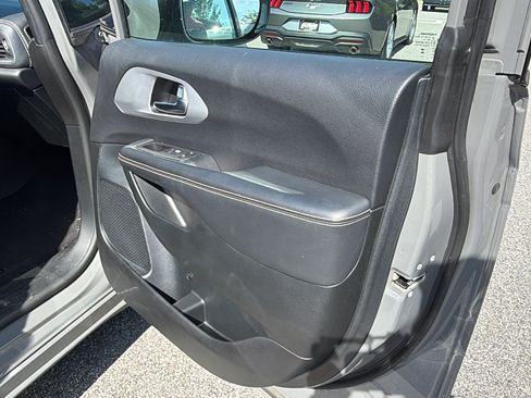 Used 2025 Chrysler Pacifica Limited FWD image 19