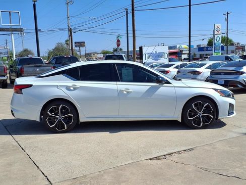 Used 2023 Nissan Altima 2.5 SR FWD image 9