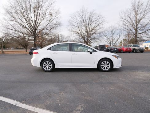 Used 2023 Toyota Corolla LE image 3