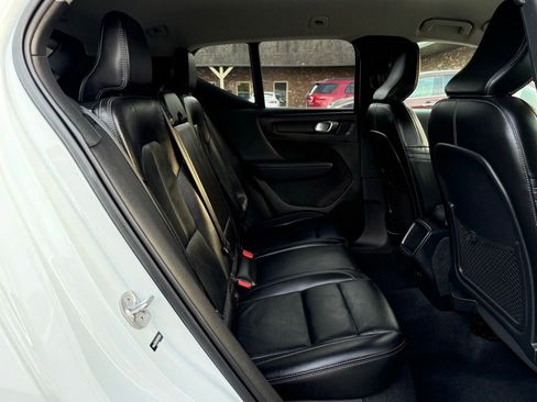Used 2022 Volvo XC40 T4 Momentum image 22