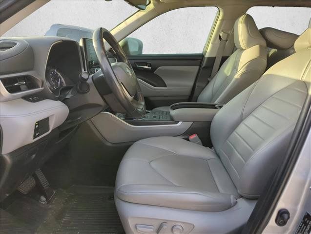 Used 2022 Toyota Highlander XLE AWD/4WD image 13