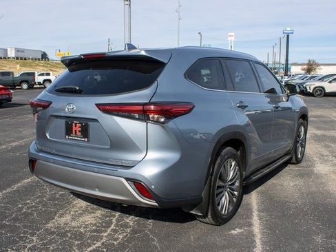 Used 2021 Toyota Highlander Platinum image 3
