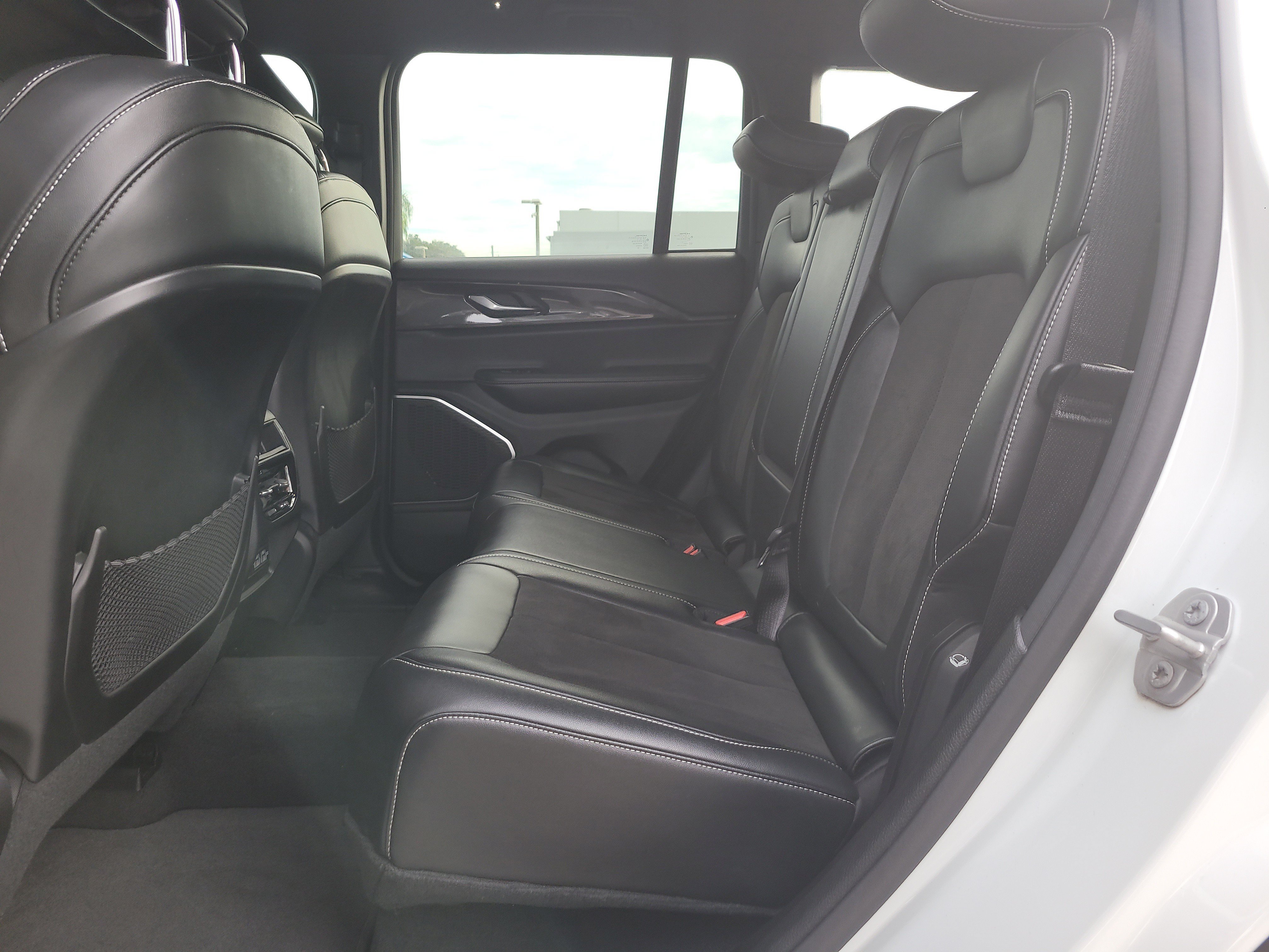 Used 2022 Jeep Grand Cherokee Altitude AWD/4WD image 11