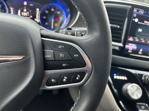 Used 2022 Chrysler Pacifica Touring-L image 18