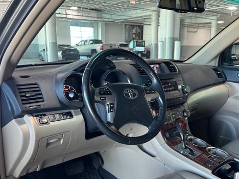 Used 2011 Toyota Highlander Limited w/ Tow Pkg AWD/4WD image 16