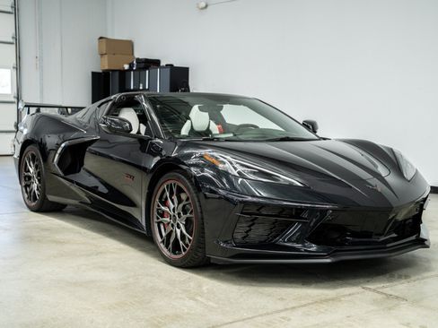 Used 2023 Chevrolet Corvette Stingray Premium Cpe w/ Z51 Performance Package RWD image 3
