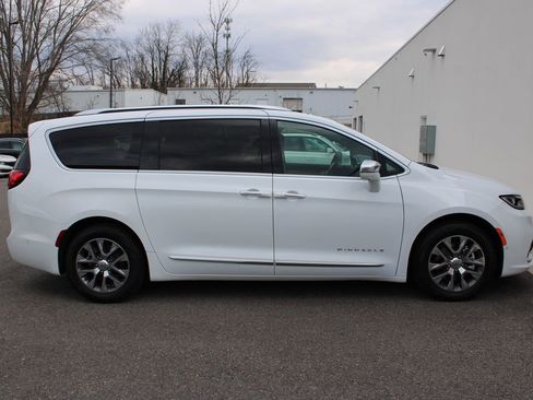 Used 2024 Chrysler Pacifica Pinnacle image 32