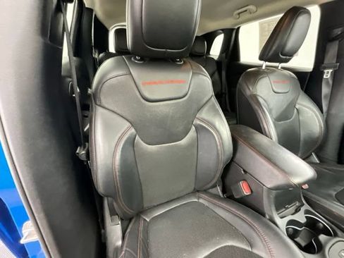 Used 2017 Jeep Cherokee Trailhawk AWD/4WD image 11
